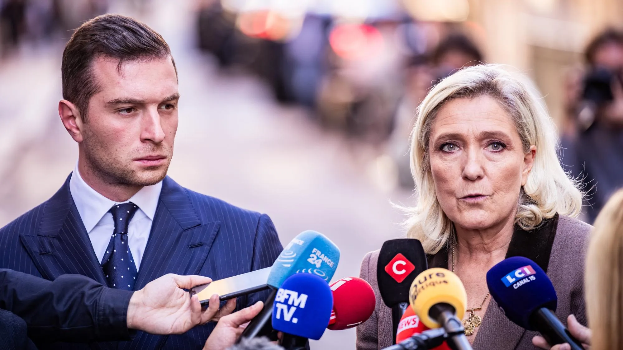 COMMENT L’AFFAIRE BARDELLA PERCUTE CES DEUX MOMENTS POLITIQUES SUR LESQUELS LE RN VOULAIT SURFER