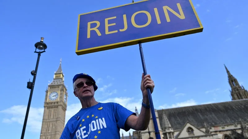 LE PREMIER MINISTRE BRITANNIQUE ROUVRE LE DÉBAT SUR LE BREXIT: LE ROYAUME-UNI PEUT-IL FAIRE MARCHE ARRIÈRE ET RÉINTÉGRER L’UNION EUROPÉENNE?