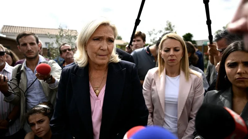 INCENDIES: LORS D’UN ÉCHANGE AVEC LES SINISTRÉS DU PORGE, MARINE LE PEN APPELLE À « TIRER LES LEÇONS DE CE QU’IL S’EST PASSÉ »
