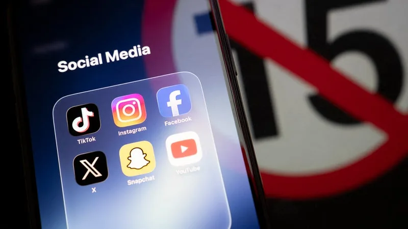 LA FRANCE SOUMET À BRUXELLES UNE NOUVELLE VERSION DE L’INTERDICTION DES RÉSEAUX SOCIAUX AUX MOINS DE 15 ANS