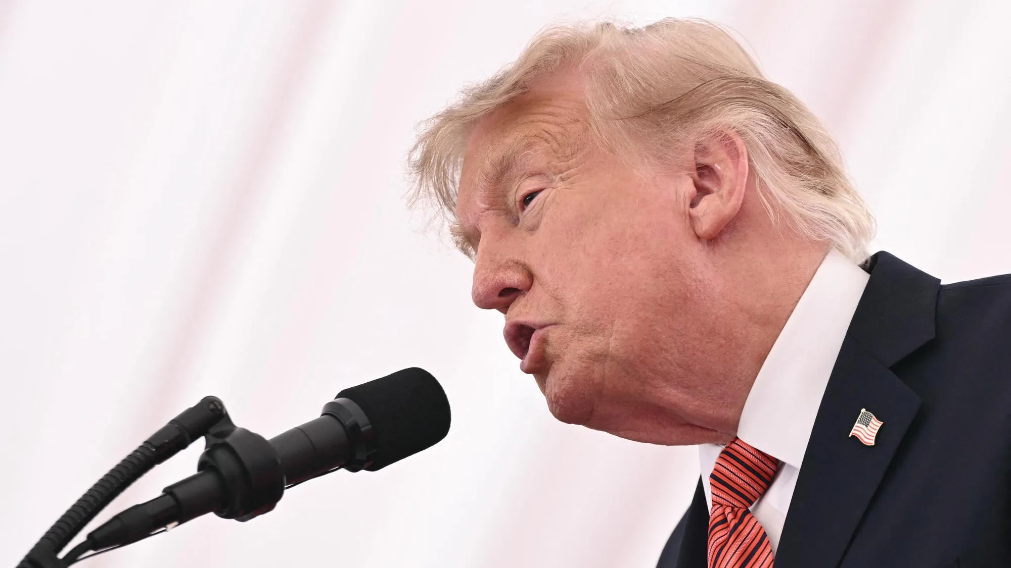 LA MAISON BLANCHE ANNONCE LE LANCEMENT DE LA « TRUMP TV », APRÈS LE BANNISSEMENT DE CERTAINS MÉDIAS AMÉRICAINS