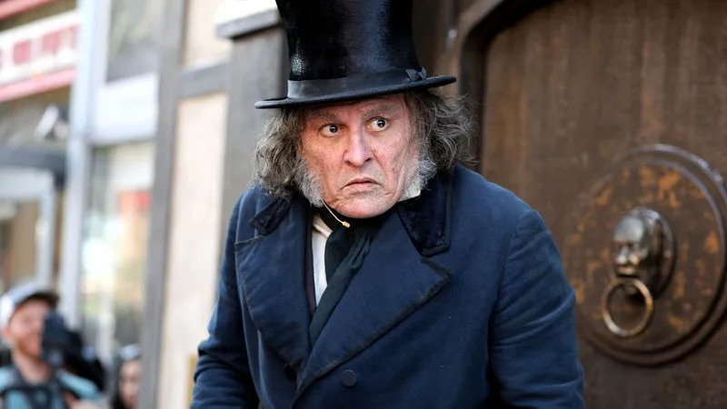 « SCROOGE »: JOHNNY DEPP EN GRINCHEUX QUI DÉTESTE NOËL DANS L’ADAPTATION DU CONTE DE CHARLES DICKENS