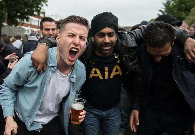 LES SUPPORTEURS DE FOOT ANGLAIS DOIVENT-ILS POUVOIR BOIRE DANS LES TRIBUNES ?