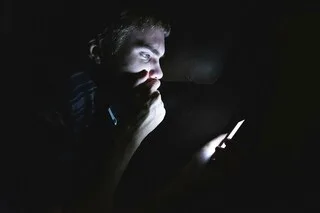RÉSEAUX SOCIAUX : PEUT-ON IMPOSER À UNE FEMME INJURIÉE EN MESSAGE PRIVÉ DE RETIRER LES ÉCHANGES RENDUS PUBLICS ?
