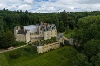 LA SARTHE VUE DU CIEL. LE CHÂTEAU DE COURTANVAUX, LA FIERTÉ DES HABITANTS DE BESSÉ-SUR-BRAYE
