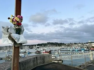 « TA VIE, C’ÉTAIT LA MER, LA MER T’A PRIS TA VIE » : L’ULTIME HOMMAGE AUX MARINS DISPARUS DANS LE NAUFRAGE DU MARANELLO