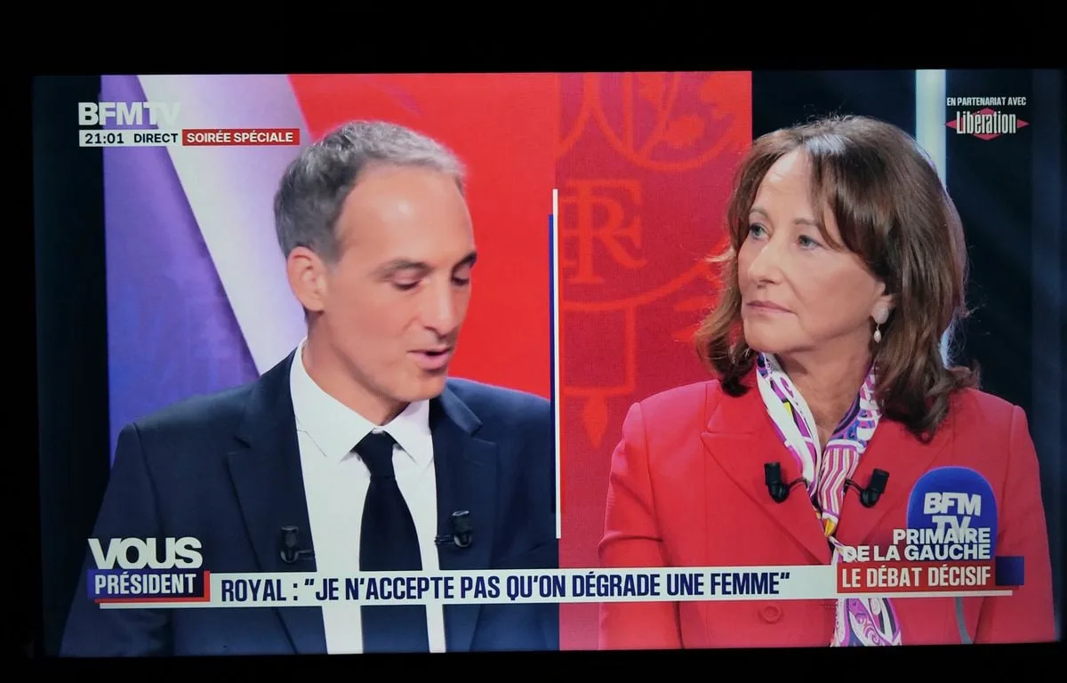 « IL REÇOIT DES ANTISÈCHES SUR SON PORTABLE »… SÉGOLÈNE ROYAL ACCUSE GLUCKSMANN DE TRICHERIE AU DÉBAT DE LA PRIMAIRE
