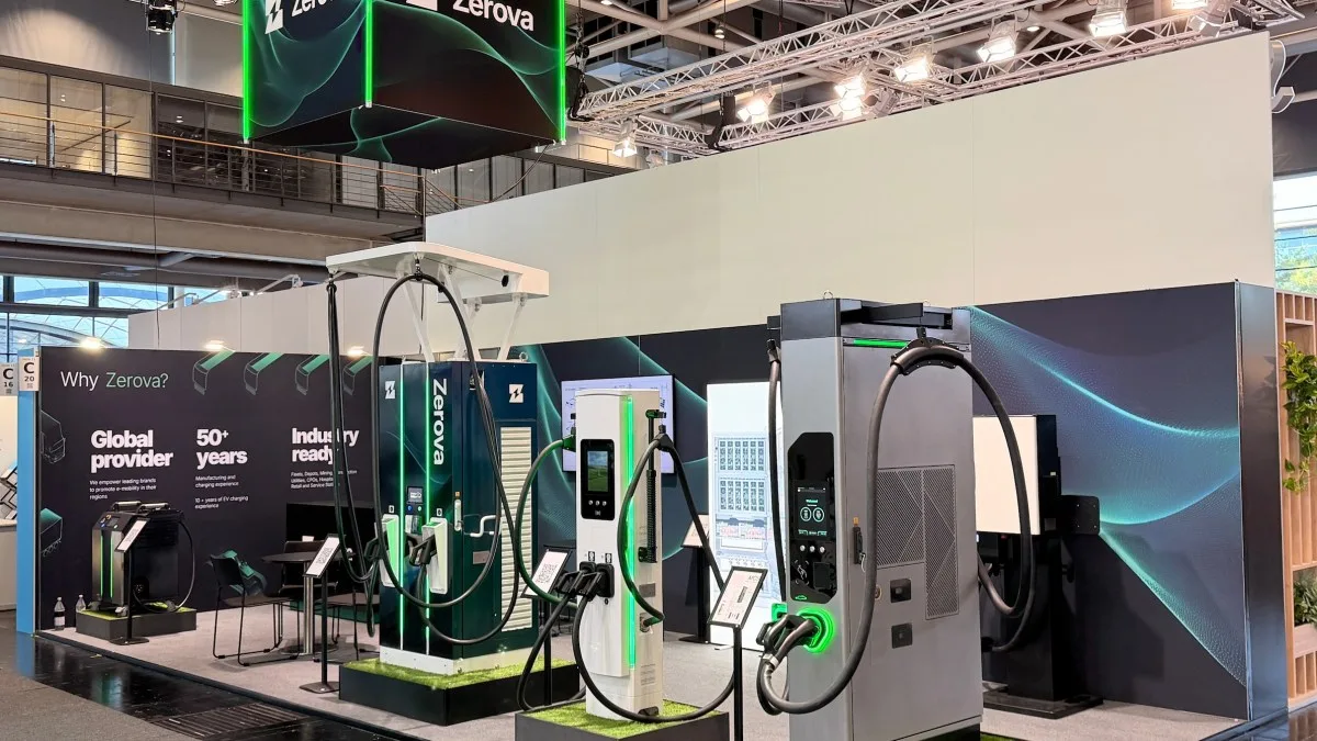 PENDANT QUE LE CHAUFFEUR SE REPOSE, CETTE BORNE ULTRA-RAPIDE RECHARGE UN CAMION ÉLECTRIQUE EN 20 MINUTES