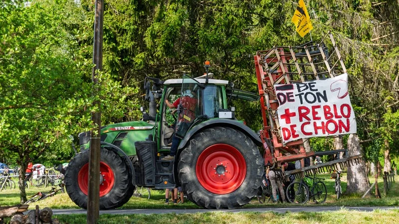 OPPOSANTS QUI TENTENT DE BLOQUER LES TRAVAUX, RISQUES ENVIRONNEMENTAUX, ARBRES ARRACHÉS… LE CHANTIER CONTESTÉ D’UNE NOUVELLE AUTOROUTE A DÉMARRÉ EN HAUTE-SAVOIE
