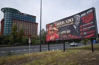 « MERCI CAPITAINE ! » : AU PORTUGAL, TROIS AFFICHES GÉANTES INSTALLÉES EN SOUTIEN À CRISTIANO RONALDO