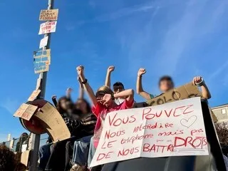 EN IMAGES. MOUVEMENT DE COLÈRE DES LYCÉENS : UN PREMIER BLOCAGE, SOUS HAUTE SURVEILLANCE, DANS CE LYCÉE DE CHOLET