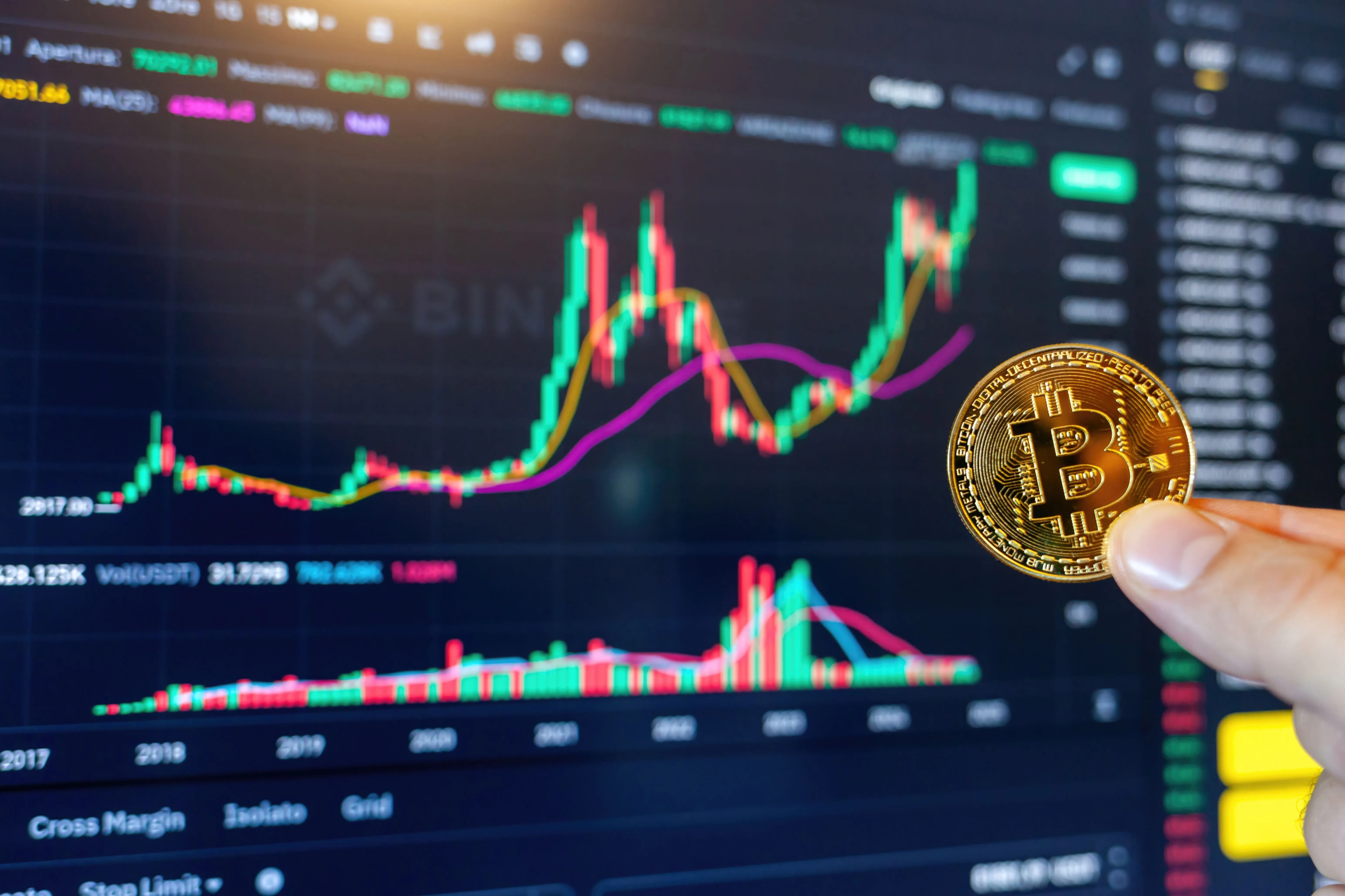 LE BITCOIN MONTE TRÈS FORT À PLUS DE 85 000 DOLLARS, ET CETTE FOIS, LES ALTCOINS SUIVENT