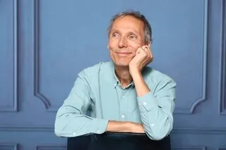 ENTRETIEN. UNE FEMME ET UN SECRET DANS UN PENSIONNAT ANGLAIS : LE NOUVEAU ROMAN DE LAURENT GOUNELLE SE LIT COMME UN FILM