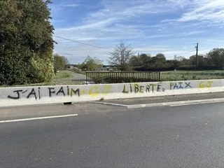 DES CROIX GAMMÉES ET PLUSIEURS INSCRIPTIONS CONFUSES ONT ÉTÉ TAGUÉES À FALAISE, EN NORMANDIE