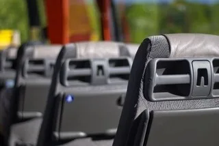 UN BUS SCOLAIRE FINIT DANS UN FOSSÉ ET PERCUTE UN POTEAU, PLUSIEURS COLLÉGIENS BLESSÉS PRÈS DE TOULOUSE