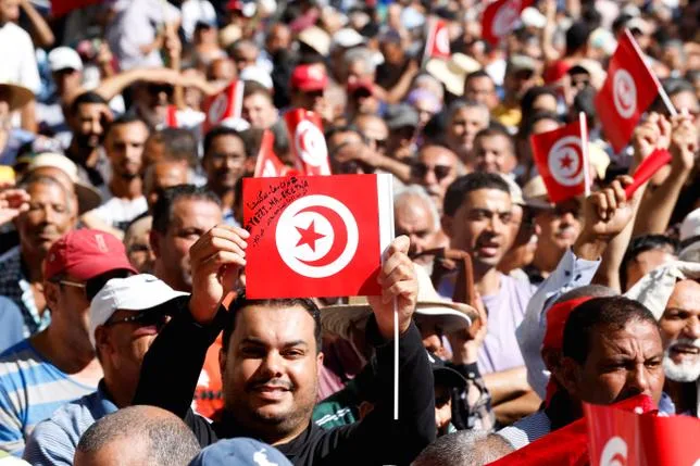 CES JEUNES TUNISIENS QUI VEULENT CROIRE AU RETOUR D’ENNAHDA : “NOUS ALLONS NOUS RELEVER”