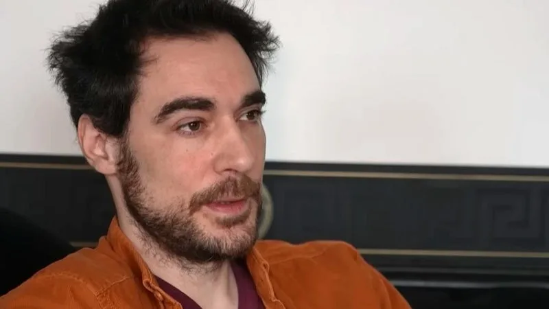 « J’EN AI FINI AVEC LA MALTRAITANCE MÉDICALE »: LE COMÉDIEN ARNAUD DENIS DÉNONCE « LA VIOLENCE D’UN SYSTÈME QUI ÉCRASE LE MALADE » DANS UN DERNIER MESSAGE LAISSÉ SUR FACEBOOK