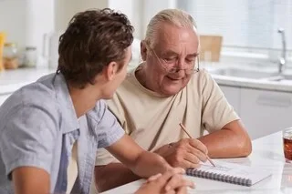 ALZHEIMER : TABAC, SÉDENTARITÉ, ISOLEMENT SOCIAL… CERTAINS FACTEURS DE RISQUES SONT ÉVITABLES