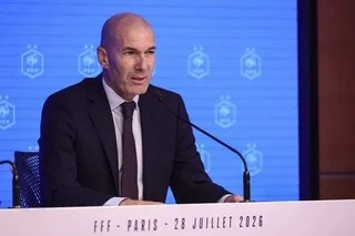 ÉQUIPE DE FRANCE. UNE LARGE MAJORITÉ DES FRANÇAIS ESTIME QUE ZIDANE FERA MIEUX QUE DESCHAMPS, SELON UN SONDAGE