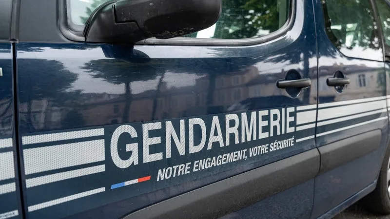 ISÈRE: UN HOMME AU VOLANT D’UN UTILITAIRE FORCE UN PÉAGE ET PERCUTE UNE VOITURE DE POLICE, UN SCOOTER RETROUVÉ DANS SON COFFRE