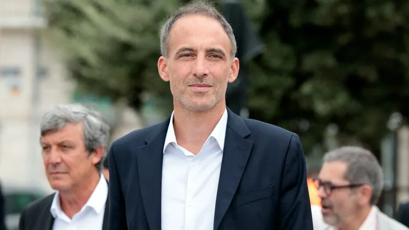 « JE N’AI PAS QUÉMANDÉ DES POSTE DEPUIS 45 ANS »: RAPHAËL GLUCKSMANN RÉPOND À SÉGOLÈNE ROYAL QUI L’A QUALIFIÉ DE « STAGIAIRE EN POLITIQUE »