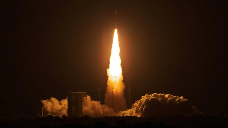CES SATELLITES VONT PERMETTRE DE MIEUX DÉTECTER LES EFFETS DU DÉRÈGLEMENT CLIMATIQUE: LA FUSÉE EUROPÉENNE VEGA-C A LANCÉ AVEC SUCCÈS SENTINEL 3-C ET FLEX