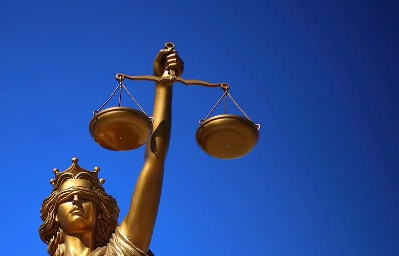 IL AVAIT TRAITÉ UNE COLLÈGUE DE « SALE FEIGNASSE » À CAUSE DE TOURETTE, LA JUSTICE RETOQUE L’ENTREPRISE QUI L’A LICENCIÉ
