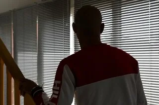 ACCUSÉ D’AVOIR TOURNÉ UNE VIDÉO DÉGRADANTE D’UN JEUNE, L’ÉDUCATEUR VOIT DANS SON LICENCIEMENT UN COUP MONTÉ