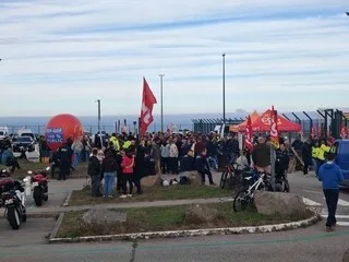 « ON RENVOIE UNE MAUVAISE IMAGE DE NOUS MAIS ON RÉPOND TOUJOURS PRÉSENTS » : 300 SALARIÉS D’EDF EN GRÈVE DANS LA MANCHE