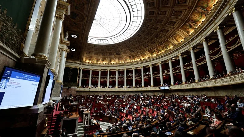 LES DÉPUTÉS VEULENT ÉTENDRE LE PROXÉNÉTISME AUX ACTES DE PROSTITUTION EN LIGNE ET VISE AINSI ONLYFANS ET MYM, QUALIFIÉES DE « PORTE D’ENTRÉE POUR LE PROXÉNÉTISME »