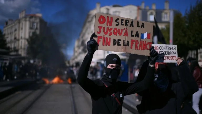 « LIMITE » FLOUE OU CONFISCATION ILLÉGALE: LES FORCES DE L’ORDRE ONT-ELLES LE DROIT DE SAISIR DES PANCARTES DE MANIFESTANTS?