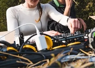 « IL FAUT RÉÉQUILIBRER LES CHOSES » : CE FESTIVAL BRETON LANCE UNE FORMATION DJ DÉDIÉE AUX FEMMES ET MINORITÉS DE GENRE