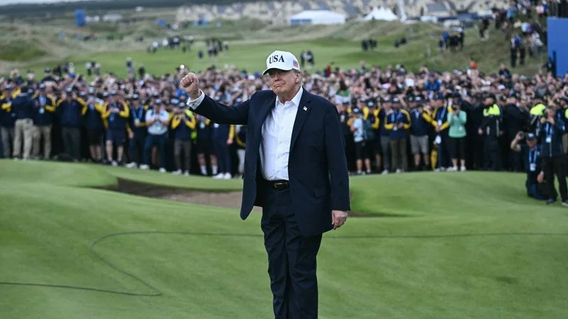 « AU NOM DES ÉTATS-UNIS D’AMÉRIQUE, JE VAIS LES LEVER »: DONALD TRUMP PROMET LA FIN DES DROITS DE DOUANE SUR LE WHISKY IRLANDAIS