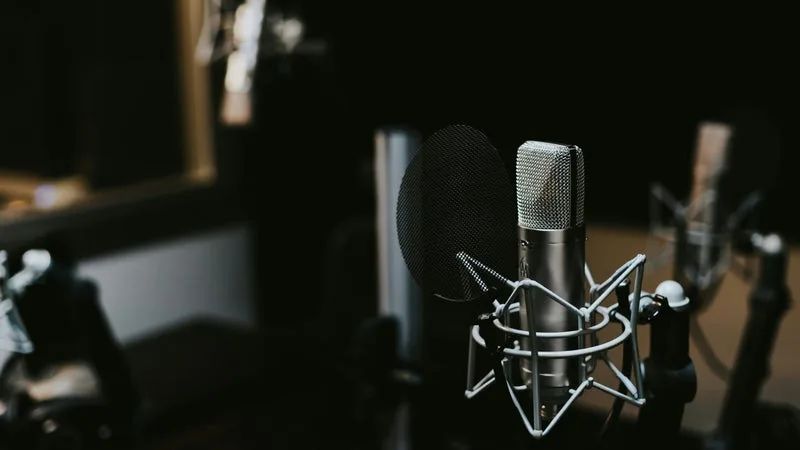 PRÉSIDENTIELLE: L’ARCOM RÉFLÉCHIT À DE « NOUVELLES RÈGLES » POUR LES PODCASTS POLITIQUES AVANT 2027