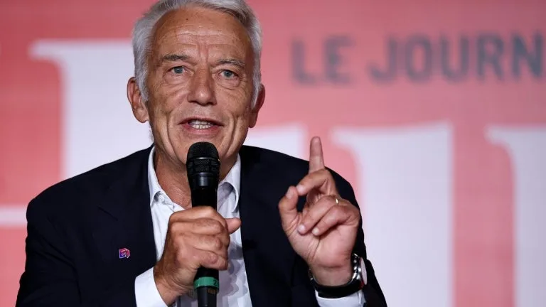 DES « VŒU PIEUX » POUR LE RN, UN « PAYS HORRIBLEMENT DANGEREUX » QUI LE FERAIT FUIR POUR LFI: LE PATRON DU MEDEF ÉTRILLE LES PROJETS ÉCONOMIQUES DES DEUX EXTRÊMES