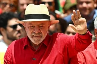 PRÉSIDENTIELLE AU BRÉSIL : POUR BATTRE FLAVIO BOLSONARO, LULA DOIT SE RÉINVENTER EN URGENCE