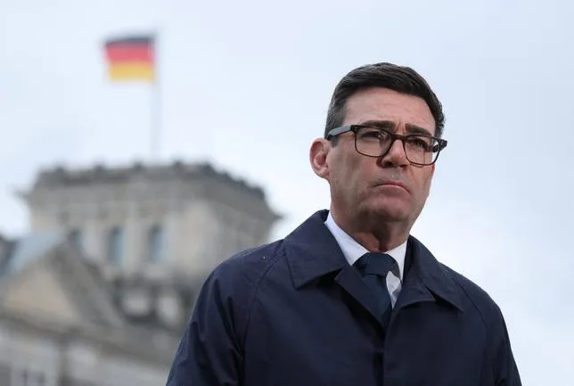 INGÉRENCE RUSSE, RÉADHÉSION À L’UE : À QUOI JOUE LE PREMIER MINISTRE BRITANNIQUE ?