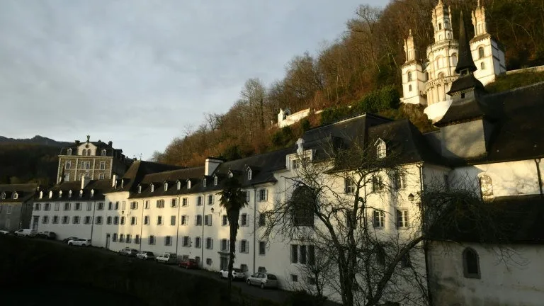 VIOLENCES SEXUELLES À BÉTHARRAM: UN ANCIEN ÉVÊQUE, HÉROS DE LA RÉSISTANCE, ACCUSÉ DE VIOL PAR UN EX-COLLÉGIEN