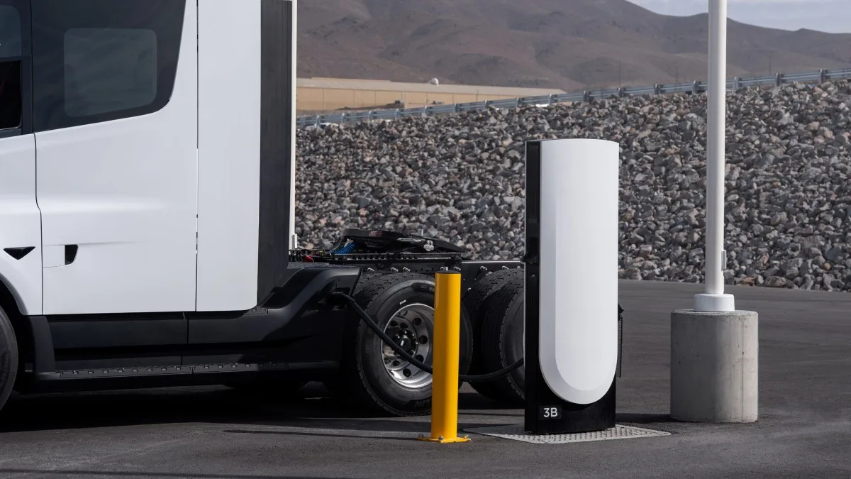 TESLA SEMI : LA FORMULE « UNE JOURNÉE COMPLÈTE AVEC UN SEUL ARRÊT » ARRIVE EN FRANCE