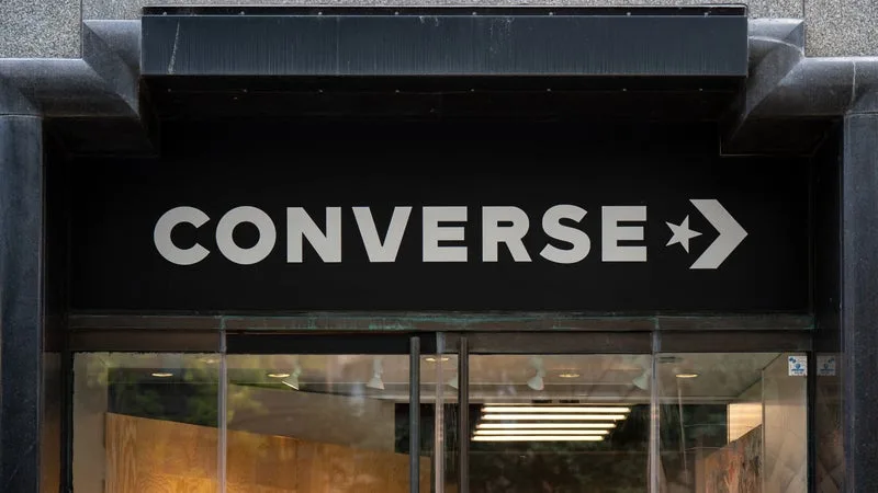 « NOUS FERONS MIEUX À L’AVENIR »: LA MARQUE AMÉRICAINE CONVERSE PRÉSENTE SES EXCUSES APRÈS UNE PUBLICITÉ ÉVOQUANT LE KU KLUX KLAN