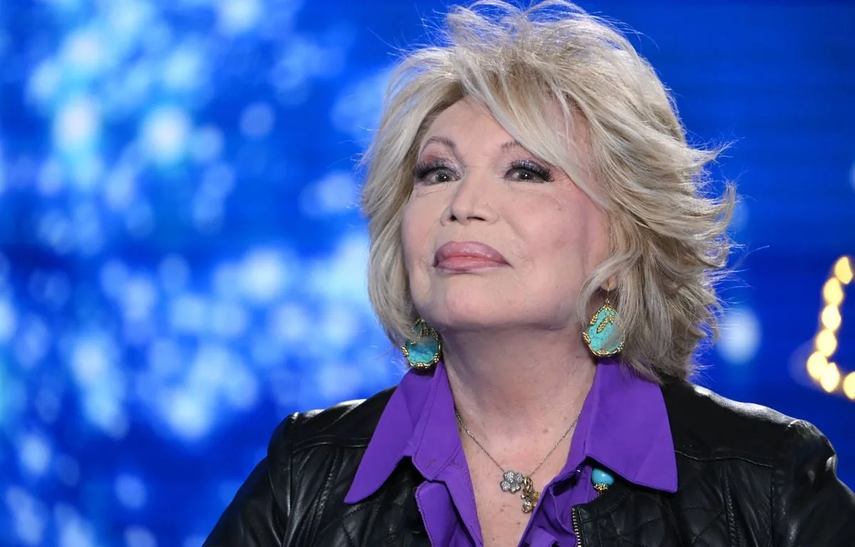 POURQUOI MILEY CYRUS QUI PLAGIE AMANDA LEAR, CE N’EST PAS FRANCHEMENT UNE SURPRISE