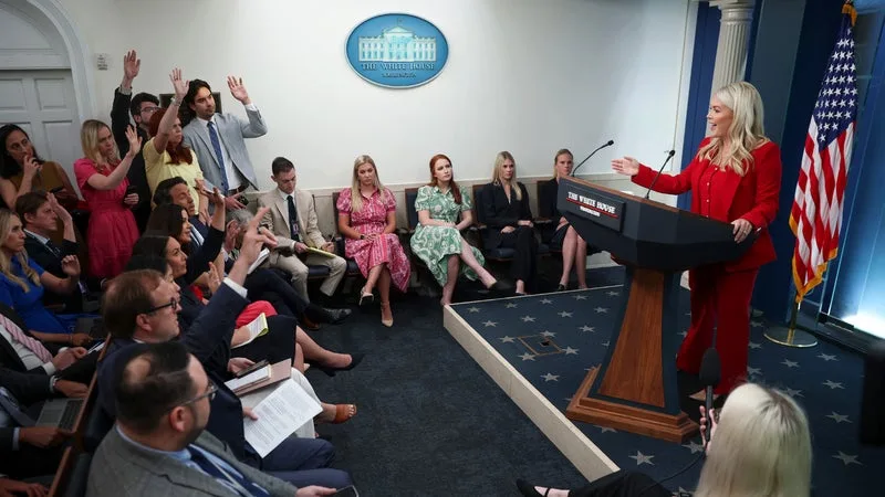MIS À LA PORTE DE LA MAISON BLANCHE, LES MÉDIAS AMÉRICAINS CNN, MS NOW ET POLITICO ANNONCENT POURSUIVRE L’ADMINISTRATION TRUMP