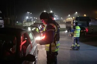 « CE SOIR-LÀ J’AURAIS PU NE PAS RENTRER » : UN GENDARME TRAÎNÉ SUR UNE TRENTAINE DE MÈTRES EN MAINE-ET-LOIRE