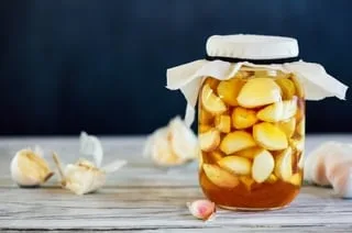 AIL ET MIEL FERMENTÉS POUR BOOSTER SON IMMUNITÉ : POURQUOI CETTE ASTUCE VIRALE VOUS EXPOSE À UNE MALADIE MORTELLE