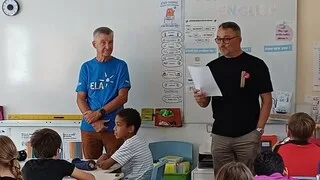 L’ENTRAÎNEUR DE FOOT DU STADE RENNAIS FAIT UNE DICTÉE SURPRISE DANS CETTE ÉCOLE À L’OUEST DE RENNES