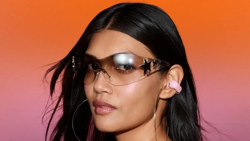SUR UN MARCHÉ EN PLEIN BOOM, BOSE LANCE DEUX NOUVEAUX MODÈLES À POSER SUR VOS OREILLES AUSSI DISCRETS QU’AMBITIEUX