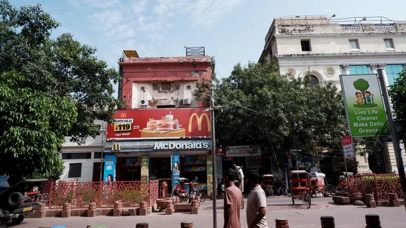 C’EST LE PAYS QUI VEND LA PIZZA LA MOINS CHÈRE DU MONDE ET QUI COMPTE 41 MILLIONS D’ENFANTS EN SURPOIDS: L’INDE VEUT INTERDIRE LES VENDEURS DE MALBOUFFE À MOINS DE 50 MÈTRES DES ÉCOLES