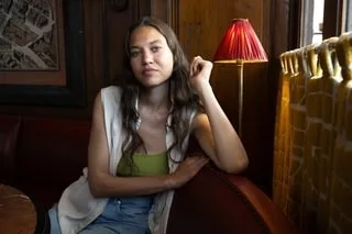 RENCONTRE. ANNA OSTASENKO BOGDANOFF : « IL Y AVAIT DE LA SOUFFRANCE DERRIÈRE LA TRANSFORMATION PHYSIQUE »