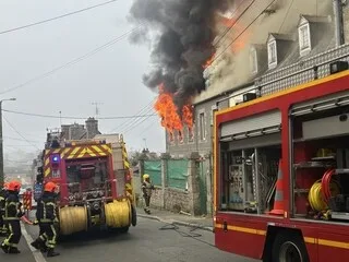 UN FEU RAVAGE DES HABITATIONS À GUINGAMP : DEUX BÂTIMENTS ATTEINTS, DE NOMBREUX POMPIERS MOBILISÉS ET UN DRONE DÉPLOYÉ