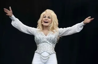 L’AÉROPORT DE NASHVILLE VA BIENTÔT PORTER LE NOM DE DOLLY PARTON